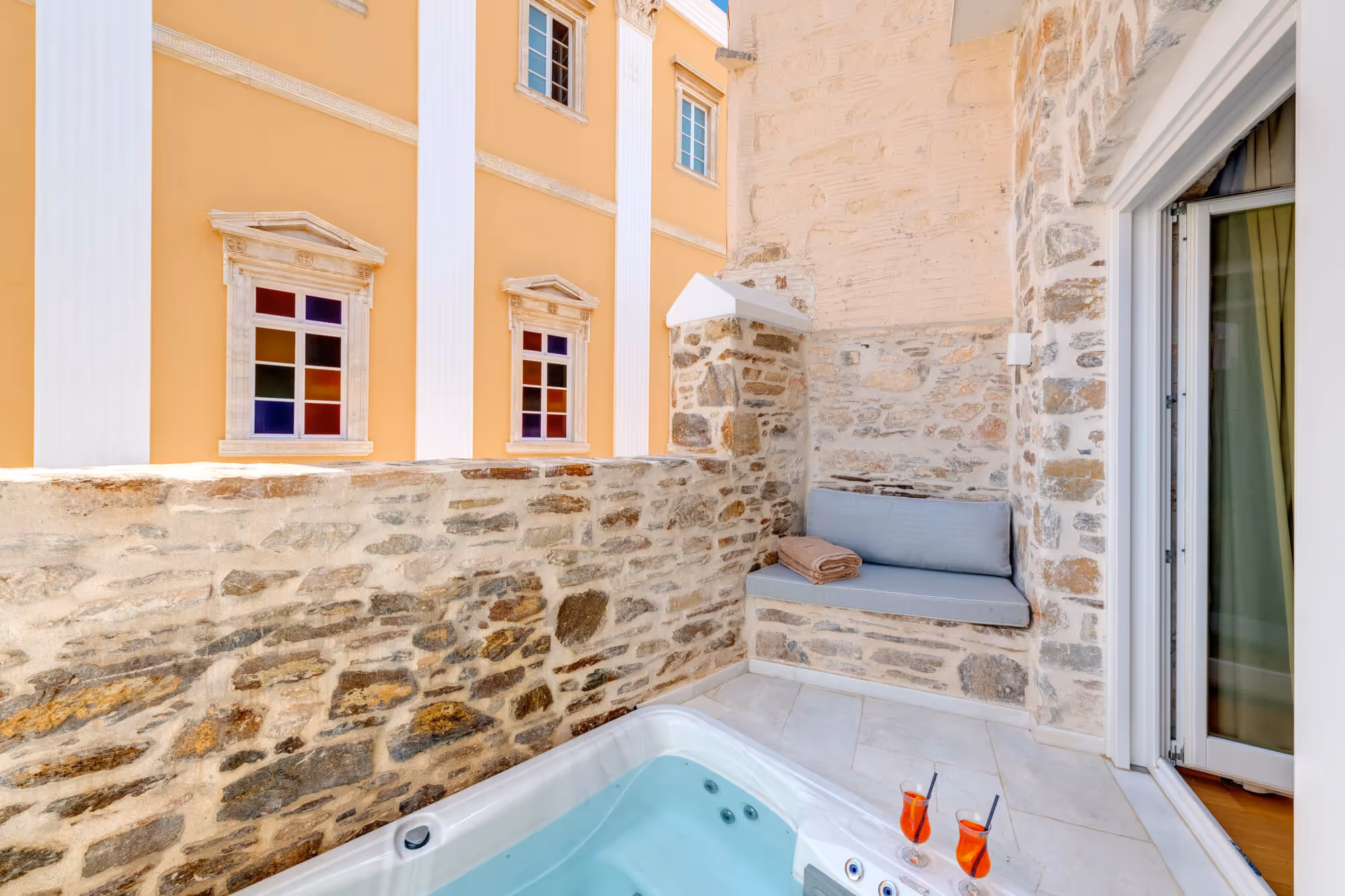 Nissaia suite